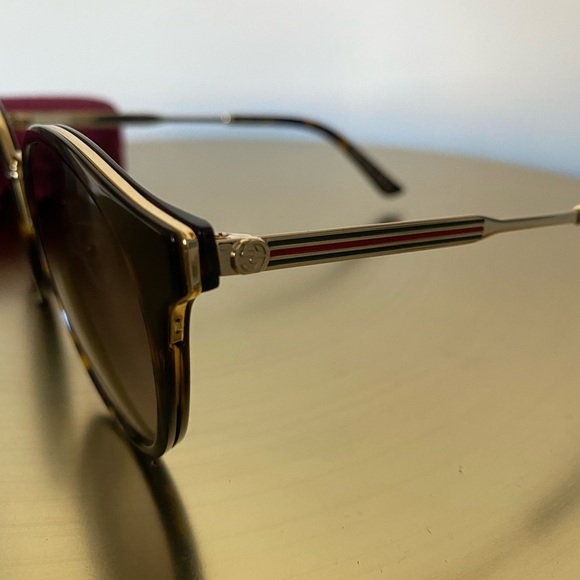 Gucci Round Sunglasses - Picture 4 of 8